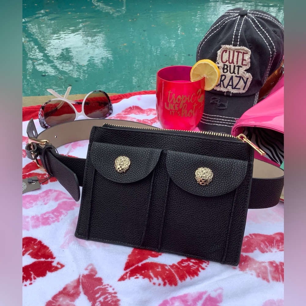 🔥🚨🖤VINCE CAMUTO🖤🚨🔥NWT Large Black Pebbled Belt Bag, Gold Hardware, Zipper